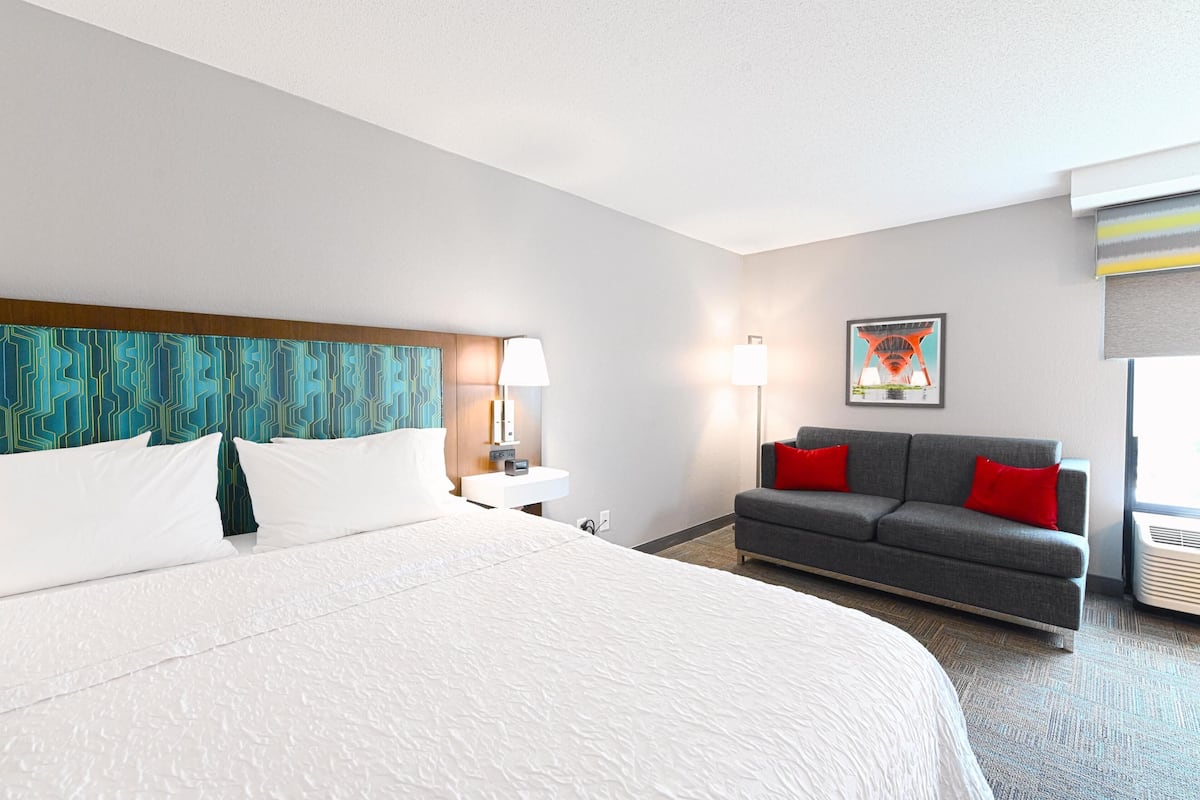 Quarto superior, 1 cama King e sofá-cama, para não fumantes | Roupas de cama premium, escrivaninha, espaço de trabalho para notebook