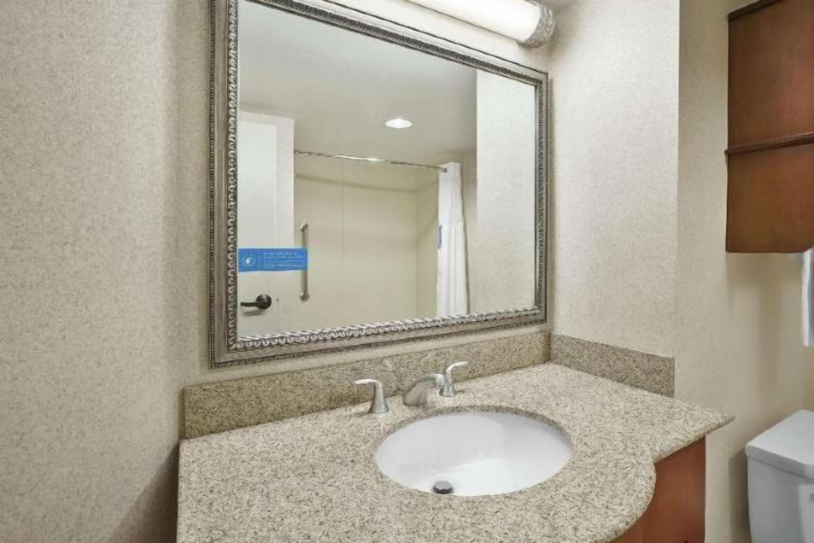 Bathroom | Combined shower/bathtub, hair dryer, towels