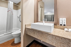 Combined shower/bathtub, hydromassage showerhead, free toiletries