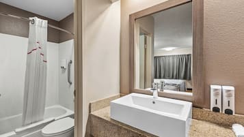 Combined shower/tub, hydromassage showerhead, free toiletries, towels