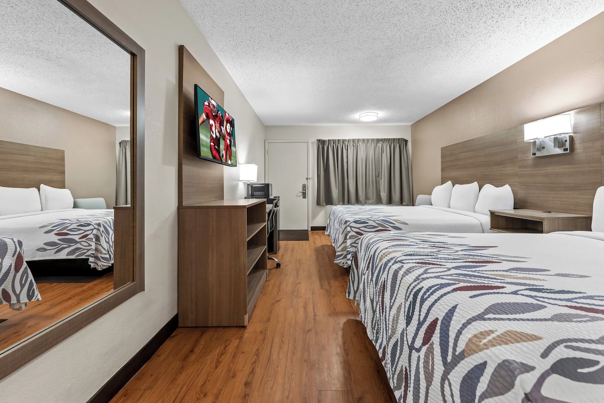 Deluxe Room, 2 Queen Beds (Smoke Free)