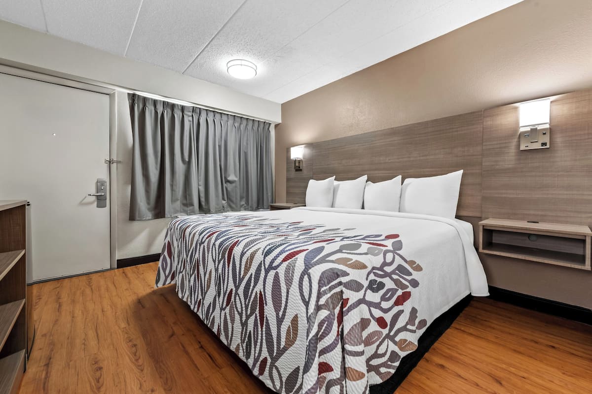 Chambre Deluxe, 1 très grand lit (Smoke Free) | Bureau, rideaux d’obscurcissement, fer et planche à repasser