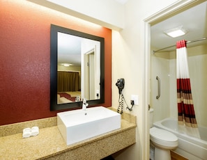 Combined shower/bathtub, hydromassage showerhead, free toiletries