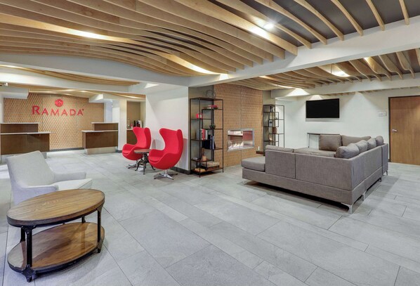 Lobby - Ramada by Wyndham Austin South (Austin)