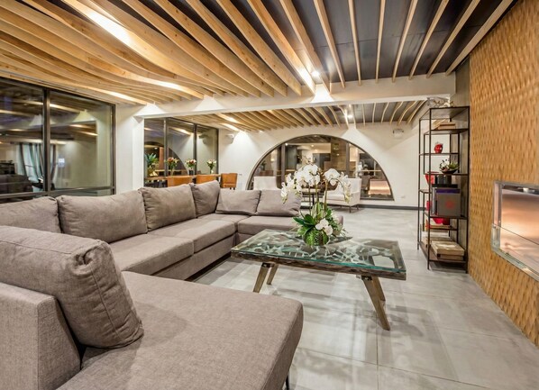 Lobby sitting area - Ramada by Wyndham Austin South (Austin)