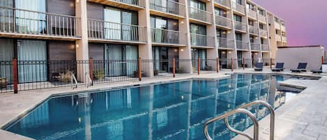 Udendørs pool, åben fra kl. 07.00 til kl. 23.00, liggestole