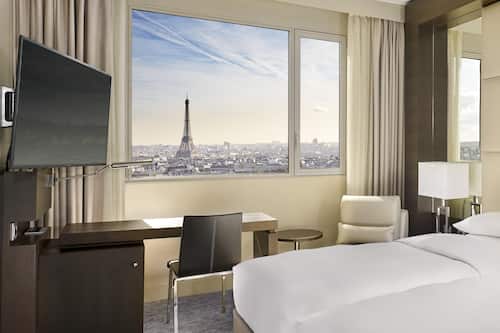 客房, 2 張單人床 (Eiffel Tower View) | 高級寢具、房內夾萬、書桌、遮光窗簾/窗簾