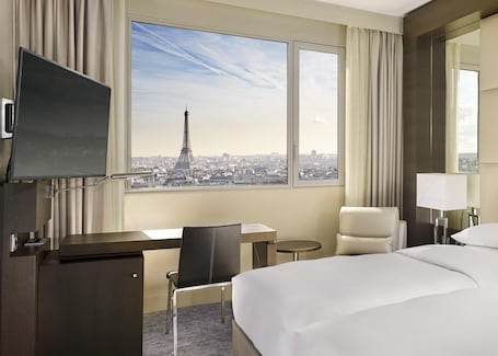 Habitación, 2 camas individuales (Eiffel Tower View) | Ropa de cama de alta calidad y caja de seguridad en la habitación . Hyatt Regency Paris Etoile