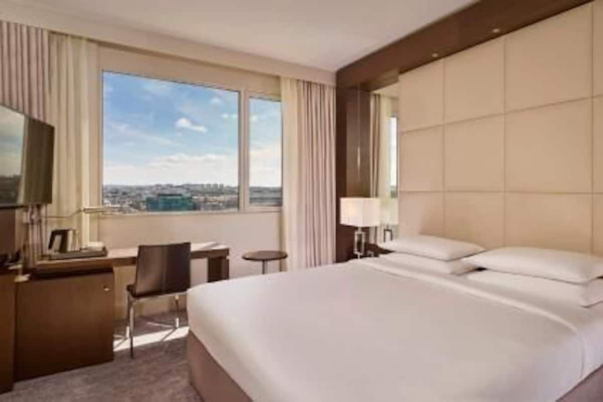 Premium bedding, in-room safe, desk, blackout curtains