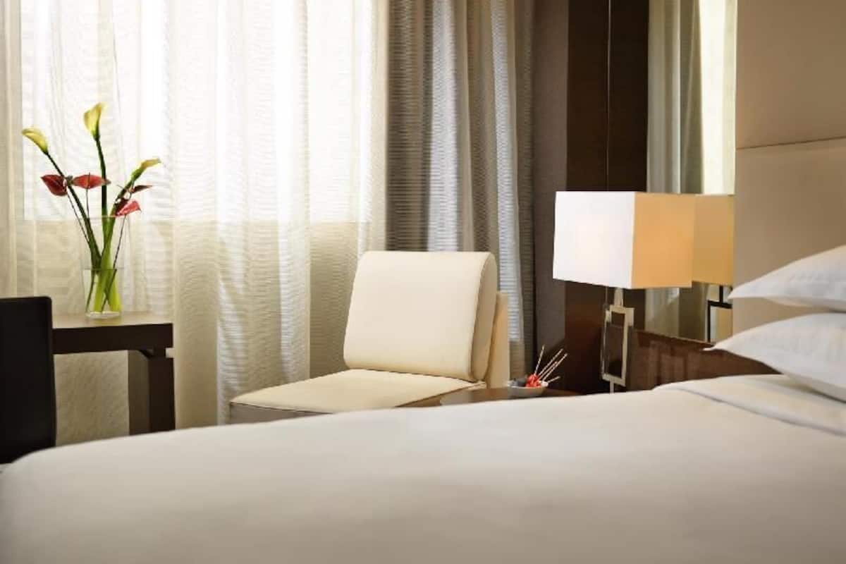 Premium bedding, in-room safe, desk, blackout curtains