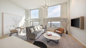 Suite (Loft) | Ropa de cama de alta calidad, caja fuerte, escritorio y cortinas opacas