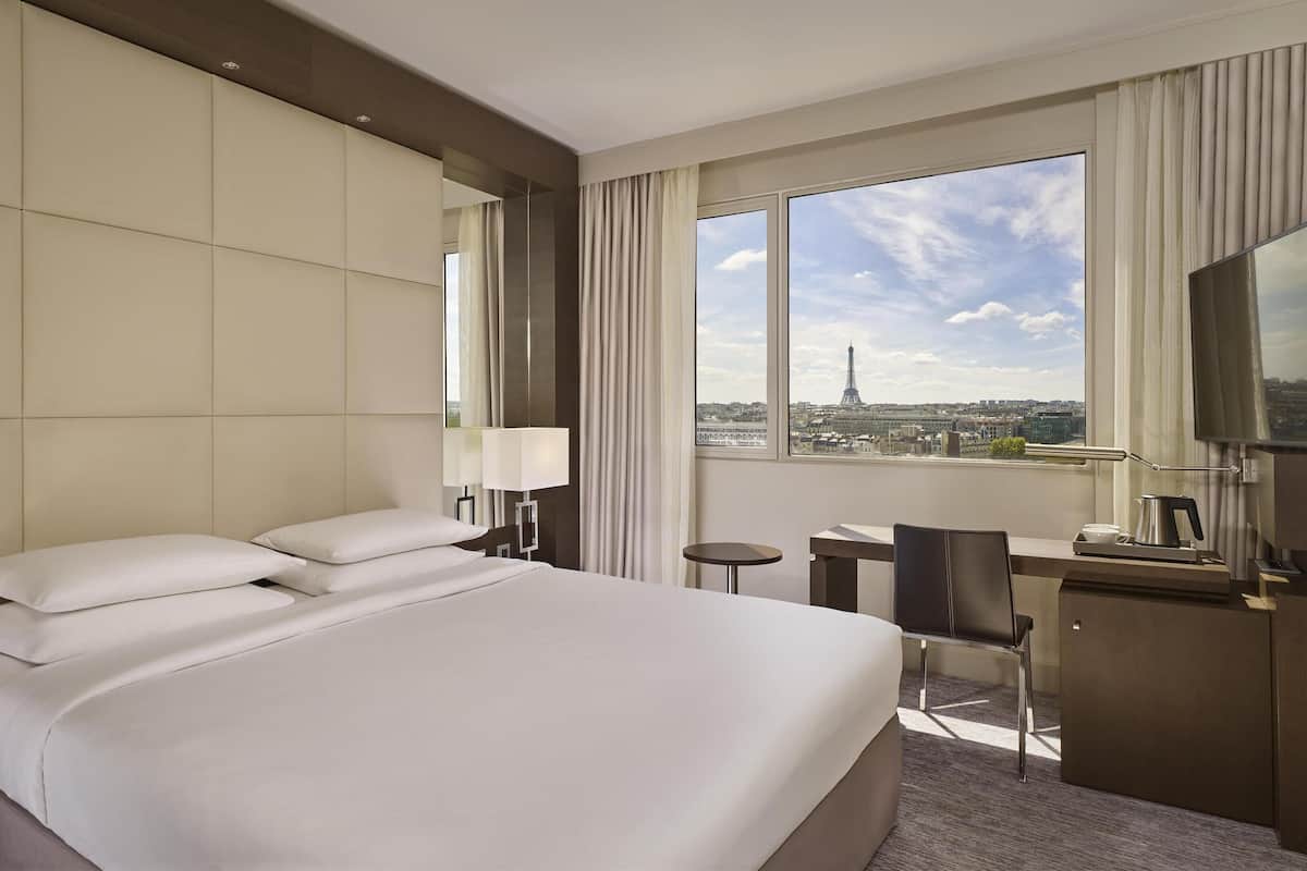 Rum - 1 kingsize-säng (Eiffel Tower view) | Sängtillbehör av högsta kvalitet och värdeförvaringsskåp på rummet
