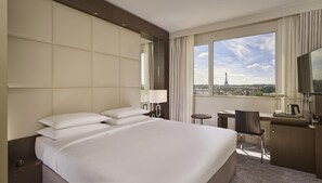 Chambre King et vue sur la Tour Eiffel | Literie de qualité, coffre-fort, bureau, rideaux d’obscurcissement