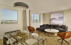 Svit Executive | Sängtillbehör av högsta kvalitet och värdeförvaringsskåp på rummet