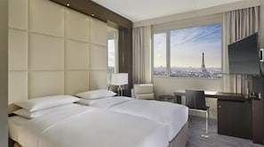 2 twin beds with Eiffel Tower View | Premium bedding, in-room safe, desk, blackout drapes - Hyatt Regency Paris Etoile (Paris)
