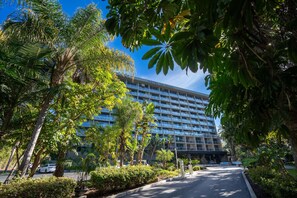 A multi-story hotel with a modern design, surrounded by lush greenery and palm trees. - Hotel La Jolla, Curio Collection by Hilton (La Jolla)