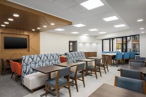 Free buffet breakfast on weekends - Holiday Inn Express Hilton Head Island by IHG (Hilton Head Island)