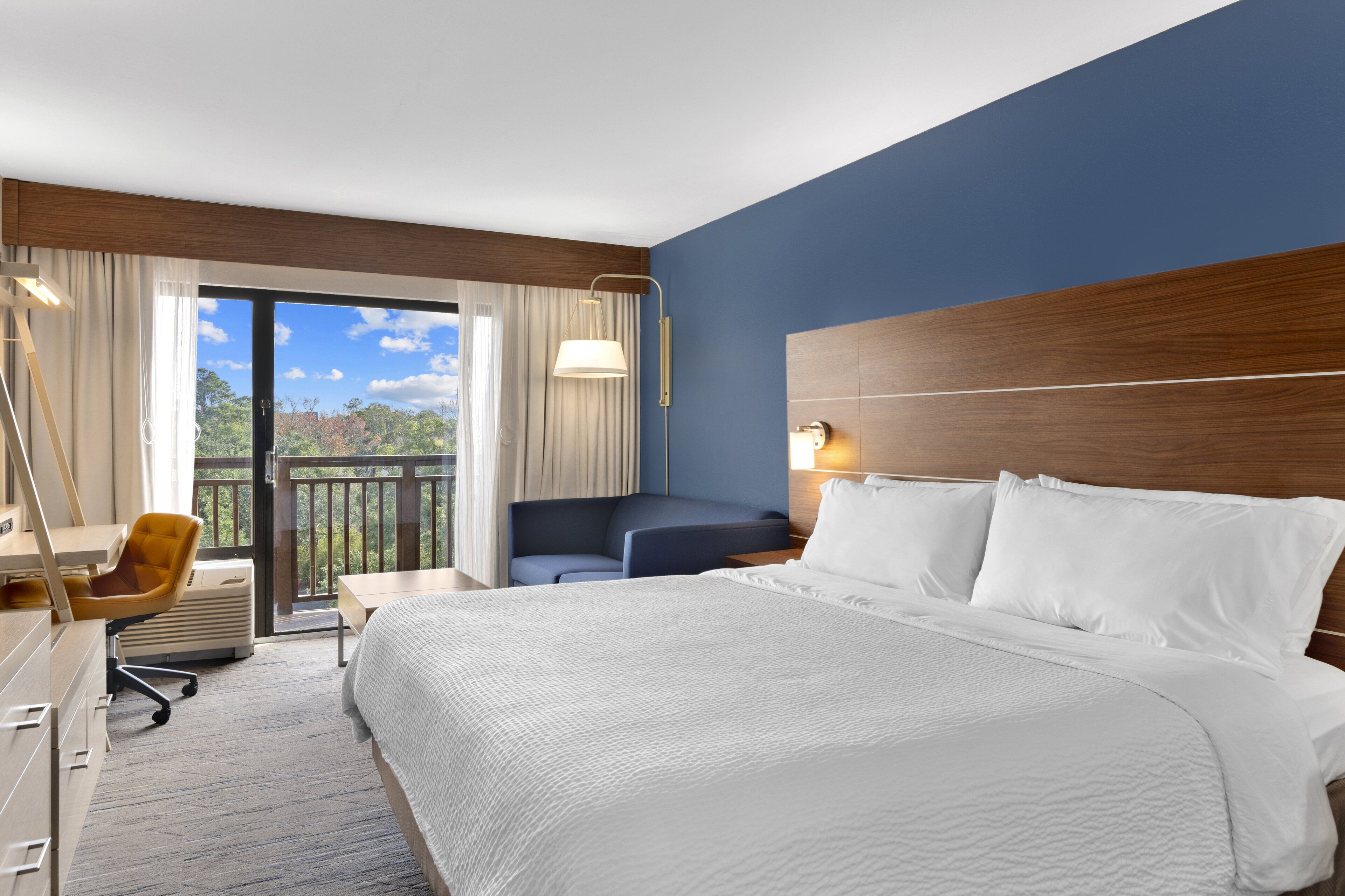 Standaard kamer | Luxe beddengoed, pillowtop-bedden, een kluis op de kamer, een bureau