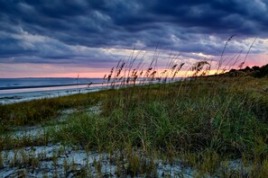 Beach nearby, free beach shuttle - Holiday Inn Express Hilton Head Island by IHG (Hilton Head Island)