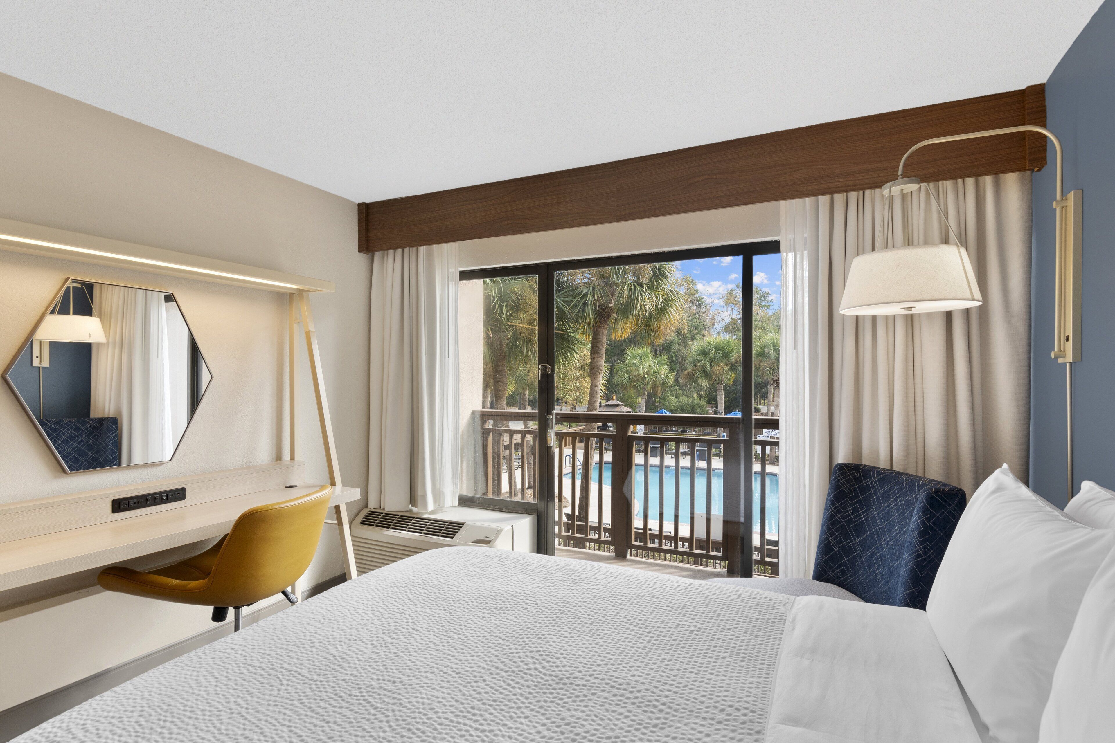 고급 침구, 필로우탑 침대, 객실 내 금고, 책상