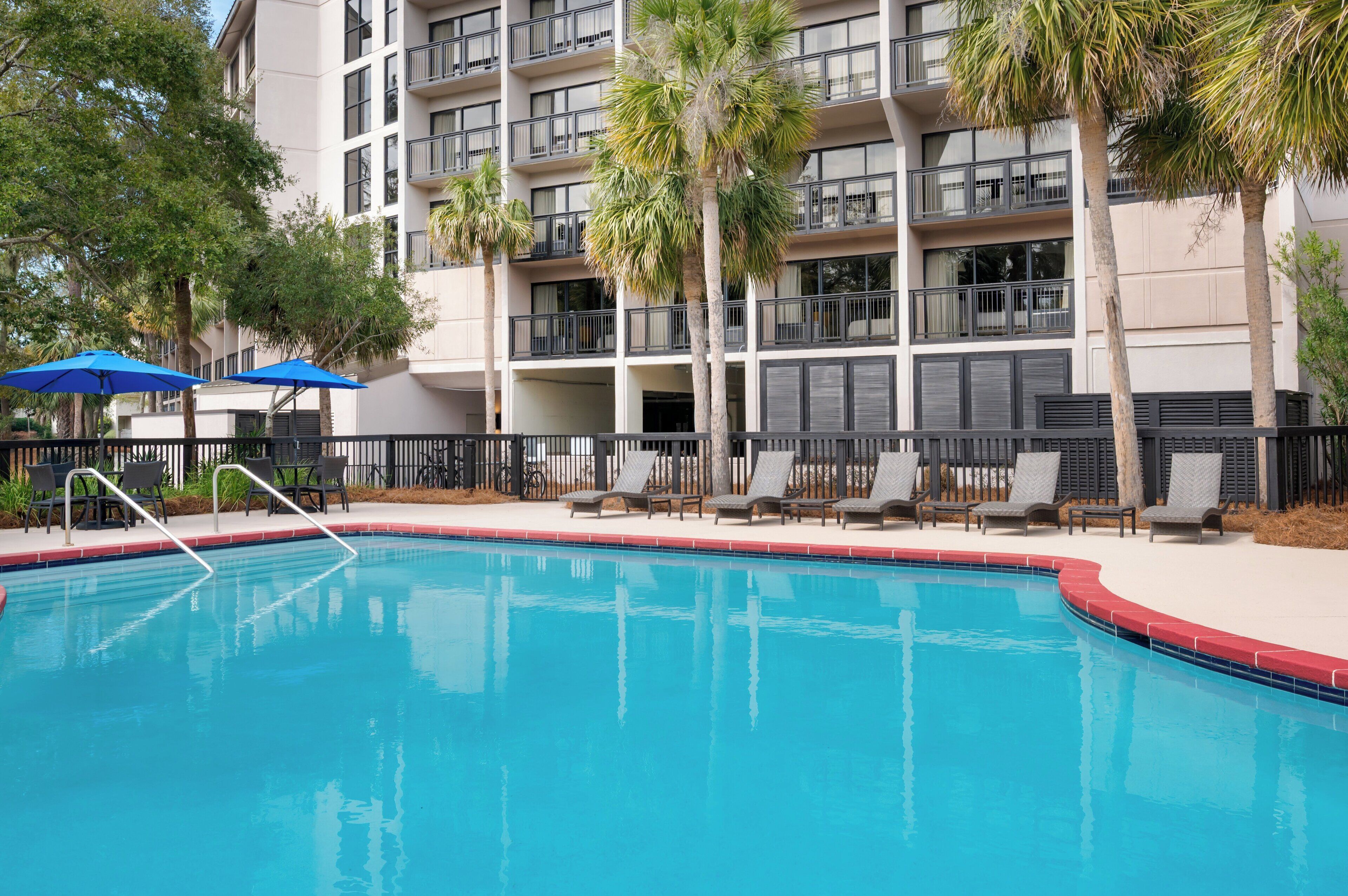 Piscina externa, guarda-sóis, espreguiçadeiras