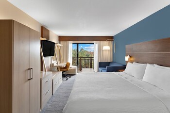 Standard Room | Premium bedding, pillowtop beds, in-room safe, desk at Holiday Inn Express Hilton Head Island by IHG