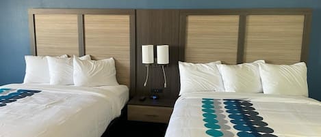 Ropa de cama de alta calidad y caja de seguridad en la habitación