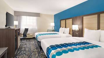 Chambre, 2 grands lits, non-fumeurs | Literie de qualité supérieure, coffres-forts dans les chambres, bureau