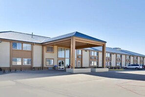 Exterior - Baymont by Wyndham Blackwell I-35 (Blackwell)