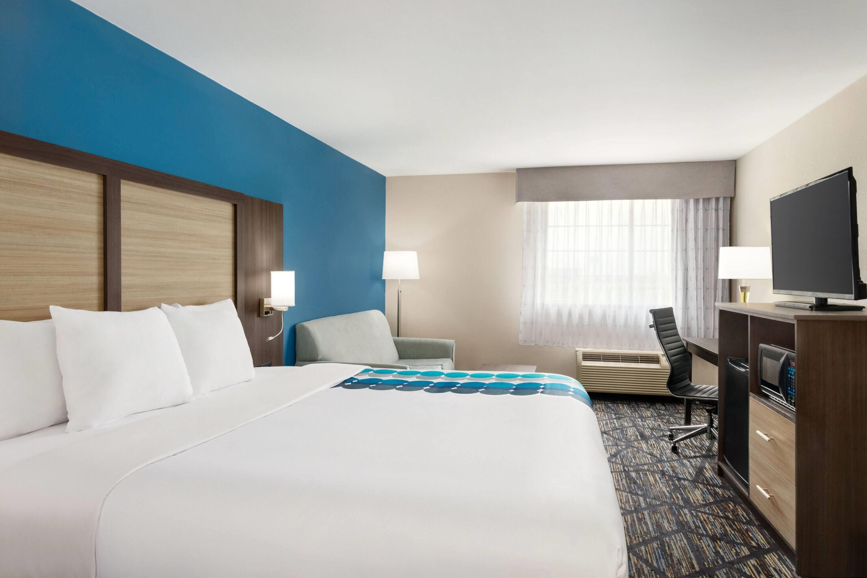 套房, 1 張特大雙人床, 非吸煙房 | 高級寢具、房內夾萬、書桌、遮光窗簾/窗簾