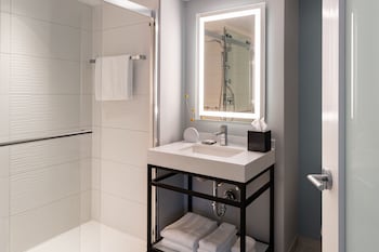 Combined shower/tub, free toiletries, hair dryer, towels at Miami Marriott Biscayne Bay