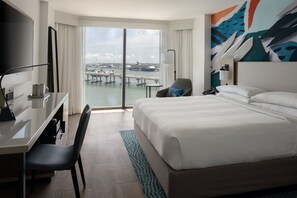 Phòng, 1 giường cỡ king, quang cảnh vịnh (Port of Miami) | Bộ đồ giường cao cấp, chăn bông, nệm có lớp đệm bông 