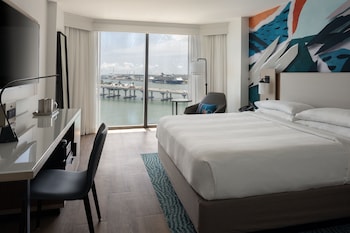 Room, 1 King Bed, Non Smoking, Bay View | Premium bedding, down comforters, pillowtop beds, in-room safe at Miami Marriott Biscayne Bay