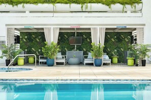 Alberca al aire libre y camas balinesas (con cargo) 