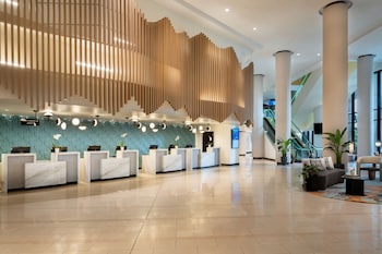 Hotel entrance and lobby at Miami Marriott Biscayne Bay