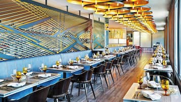 Daily cooked-to-order breakfast (USD 25 per person)