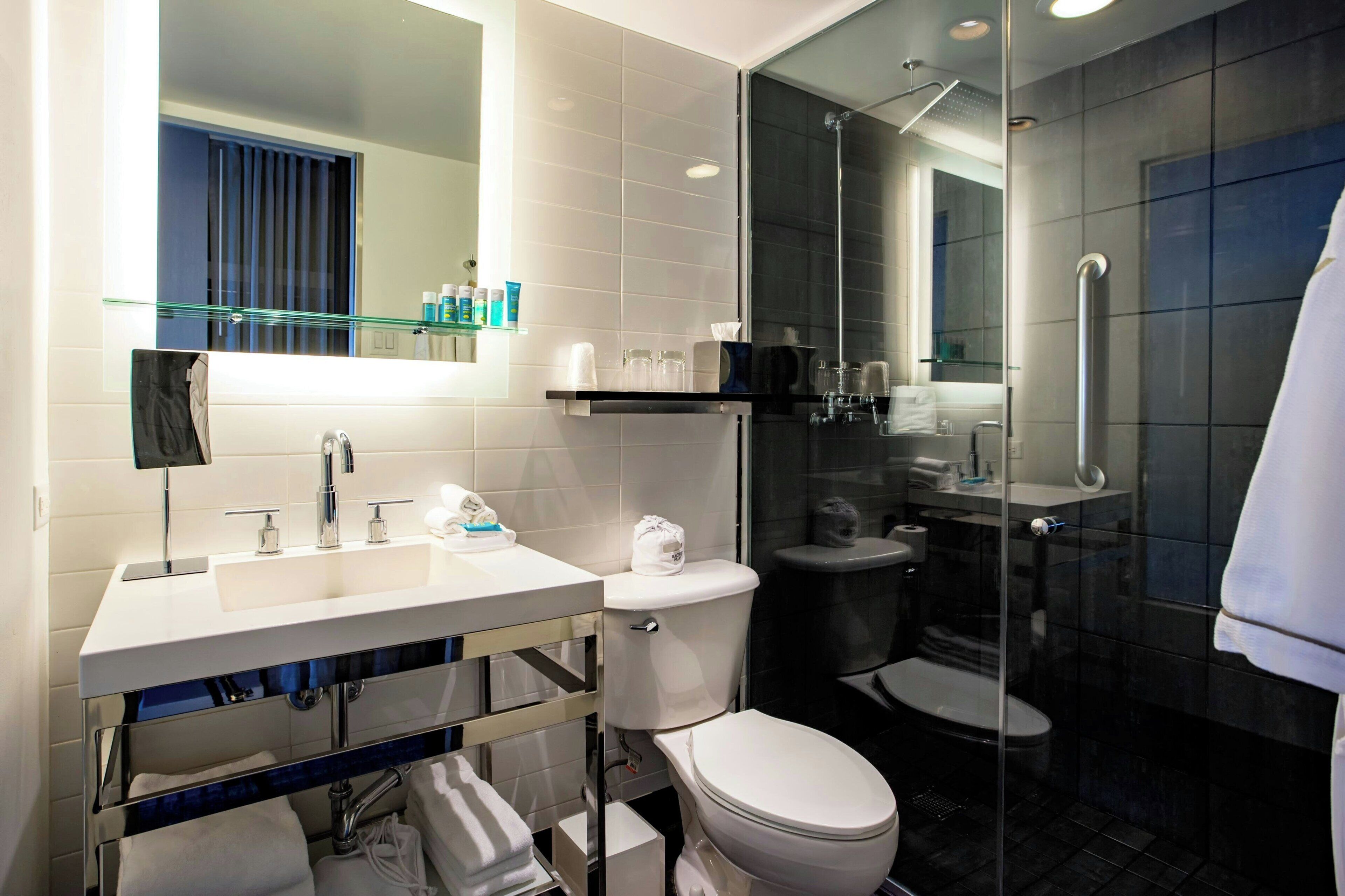 room, 1 king bed, city view | bathroom | combined shower/bathtub, designer toiletries, hair dryer, bathrobes