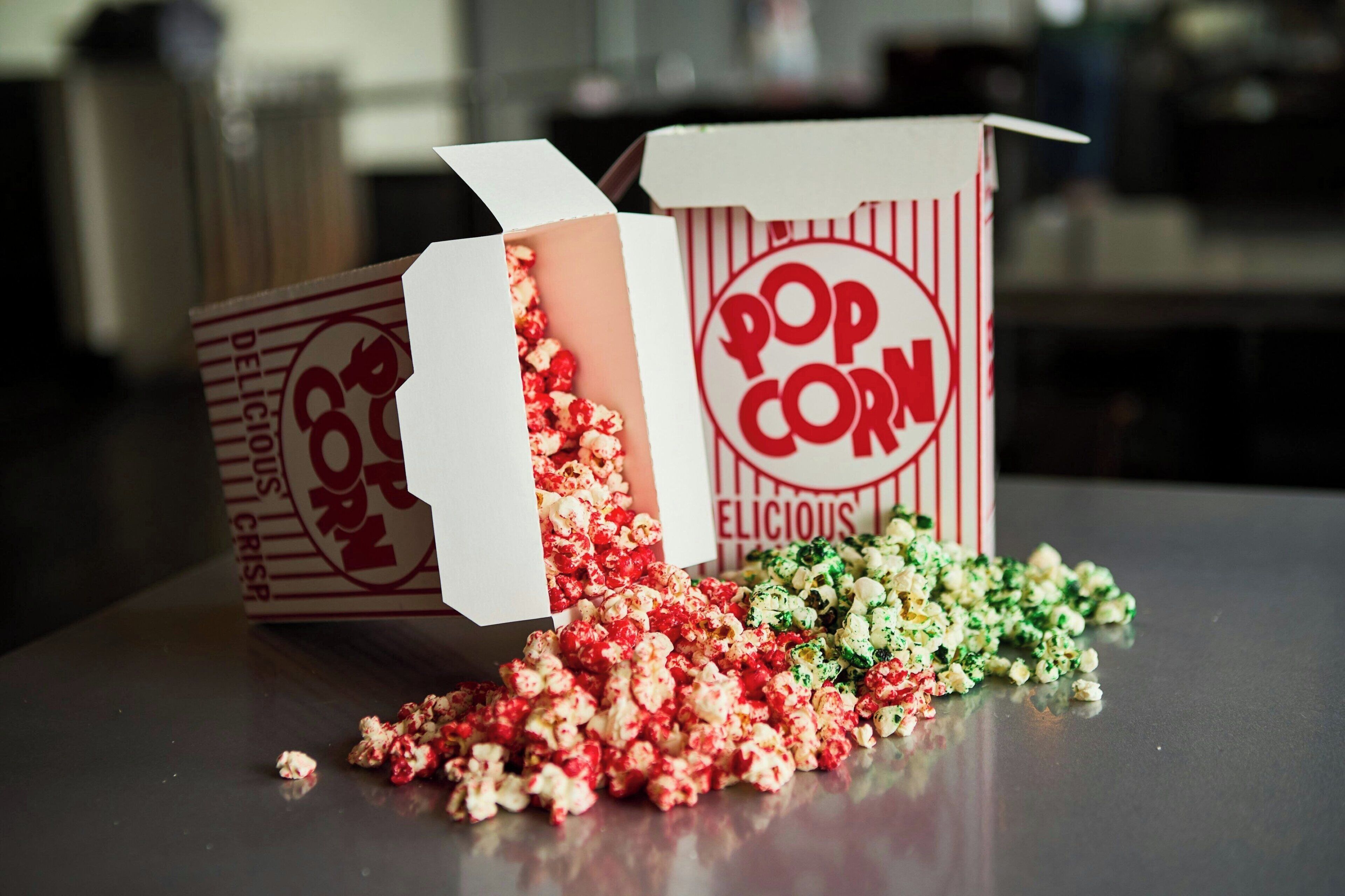 Un paquet de pop-corn renversé sur une table.