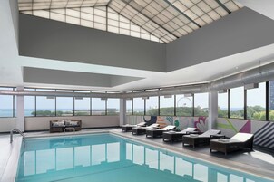 Kapalı yüzme havuzu 