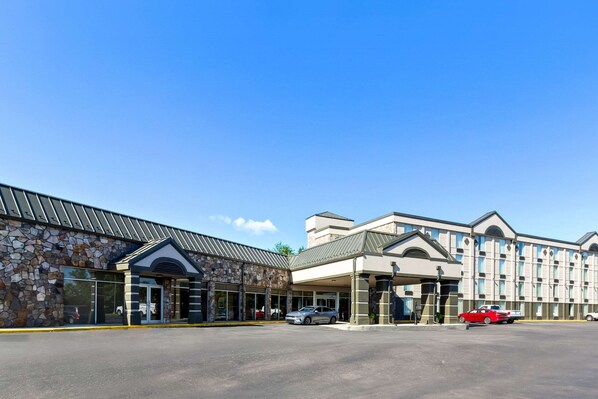 A hotel with a stone facade, a covered entrance, and a parking lot. - Comfort Inn Grantsville-Deep Creek Lake (Grantsville)