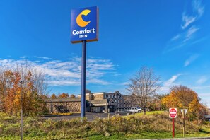 A Comfort Inn sign, a parking lot, and a building with a stone facade. - Comfort Inn Grantsville-Deep Creek Lake (Grantsville)