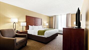 Standaard kamer, 1 kingsize bed, niet-roken | Een bureau, verduisterende gordijnen, een strijkplank/strijkijzer