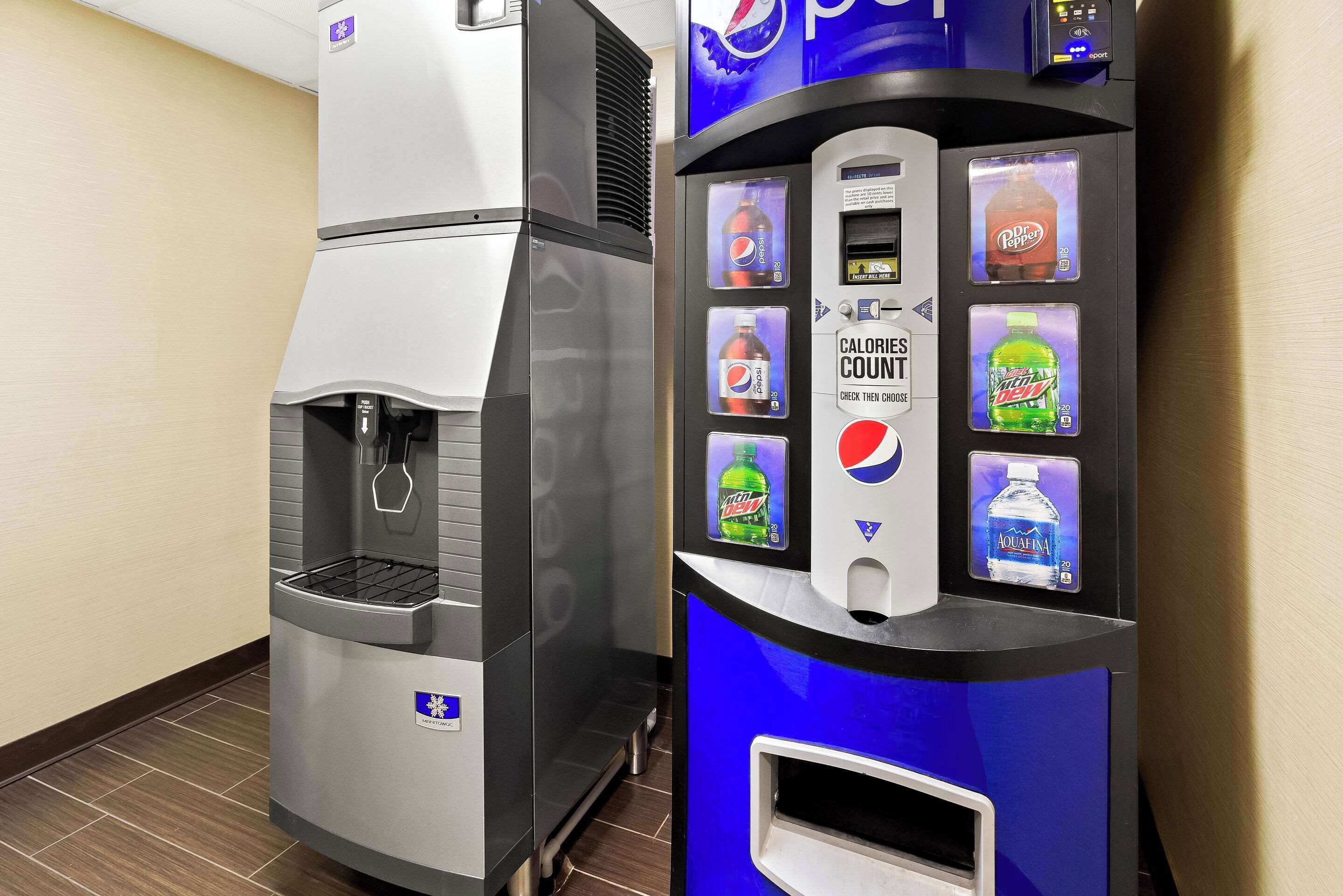 Ein Getränkeautomat mit Auswahl an Pepsi, Dr. Pepper, Mountain Dew und Aquafina Wasser.