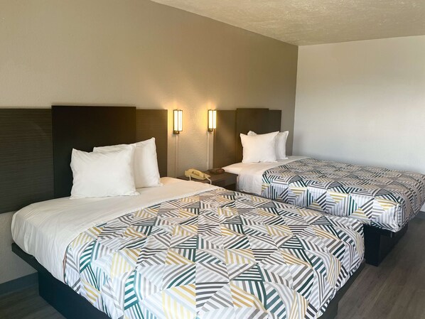 Blackout drapes, iron/ironing board, free WiFi, bed sheets - Studio 6 Lake Jackson, TX (Lake Jackson)