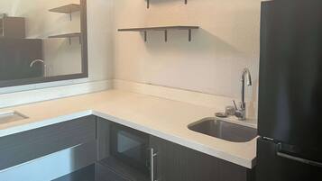 Kühlschrank, Mikrowelle, Wasserkocher mit Kaffee-/Teezubehör