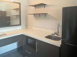 Refrigerador, microondas, cafetera/tetera