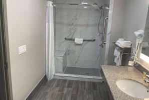 Ensemble baignoire-douche, baignoire profonde, douche cascade
