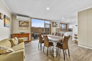 Apartamento, 3 quartos | Área de estar