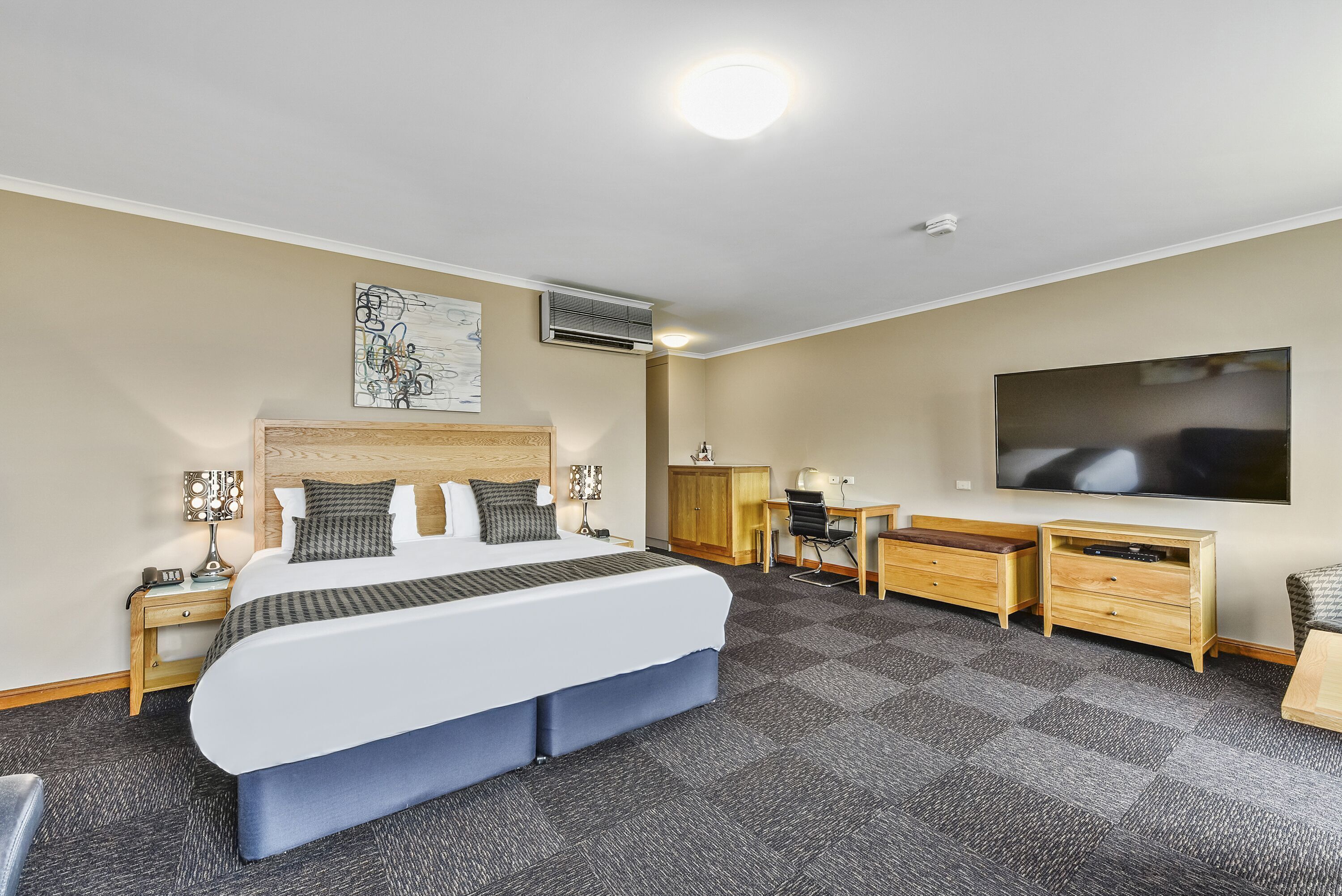 Ropa de cama de alta calidad, colchones con pillow-top y minibar 