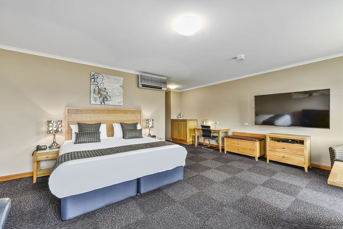 Chambre Premier, 1 très grand lit | Literie de qualité, lit avec matelas à plateau-coussin, minibar